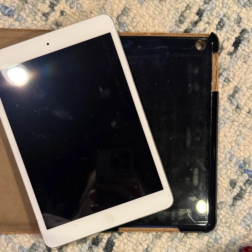 Apple iPad Mini Gen 4 Tablet with White and Silver with protective cover